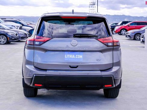 Used 2024 Nissan Rogue SV w/ SV Premium Package FWD image 5