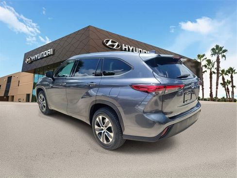 Used 2020 Toyota Highlander XLE image 2