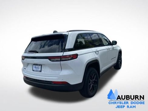 Used 2025 Jeep Grand Cherokee Altitude AWD/4WD image 7