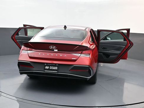 Certified 2025 Hyundai Elantra SEL image 29