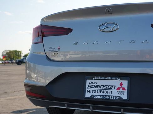 Used 2020 Hyundai Elantra SE FWD image 10