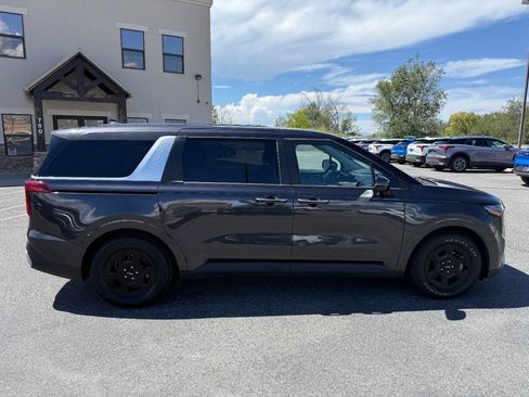 Used 2025 Kia Carnival FWD image 9