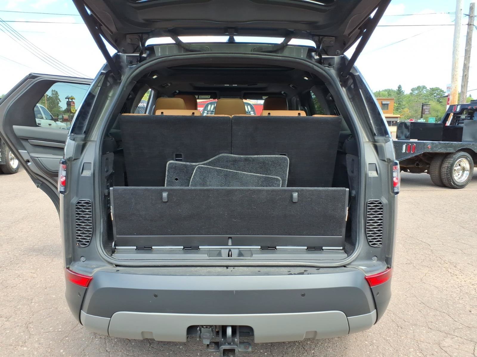 Used 2017 Land Rover Discovery HSE AWD/4WD image 12