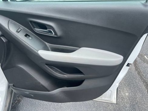 Used 2020 Chevrolet Trax LS w/ Fleet Convenience Package FWD image 13