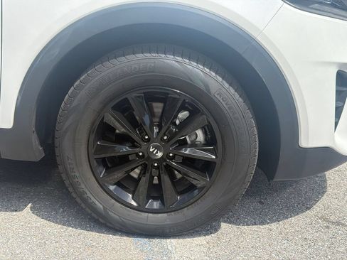 Used 2019 Kia Sorento FWD image 12
