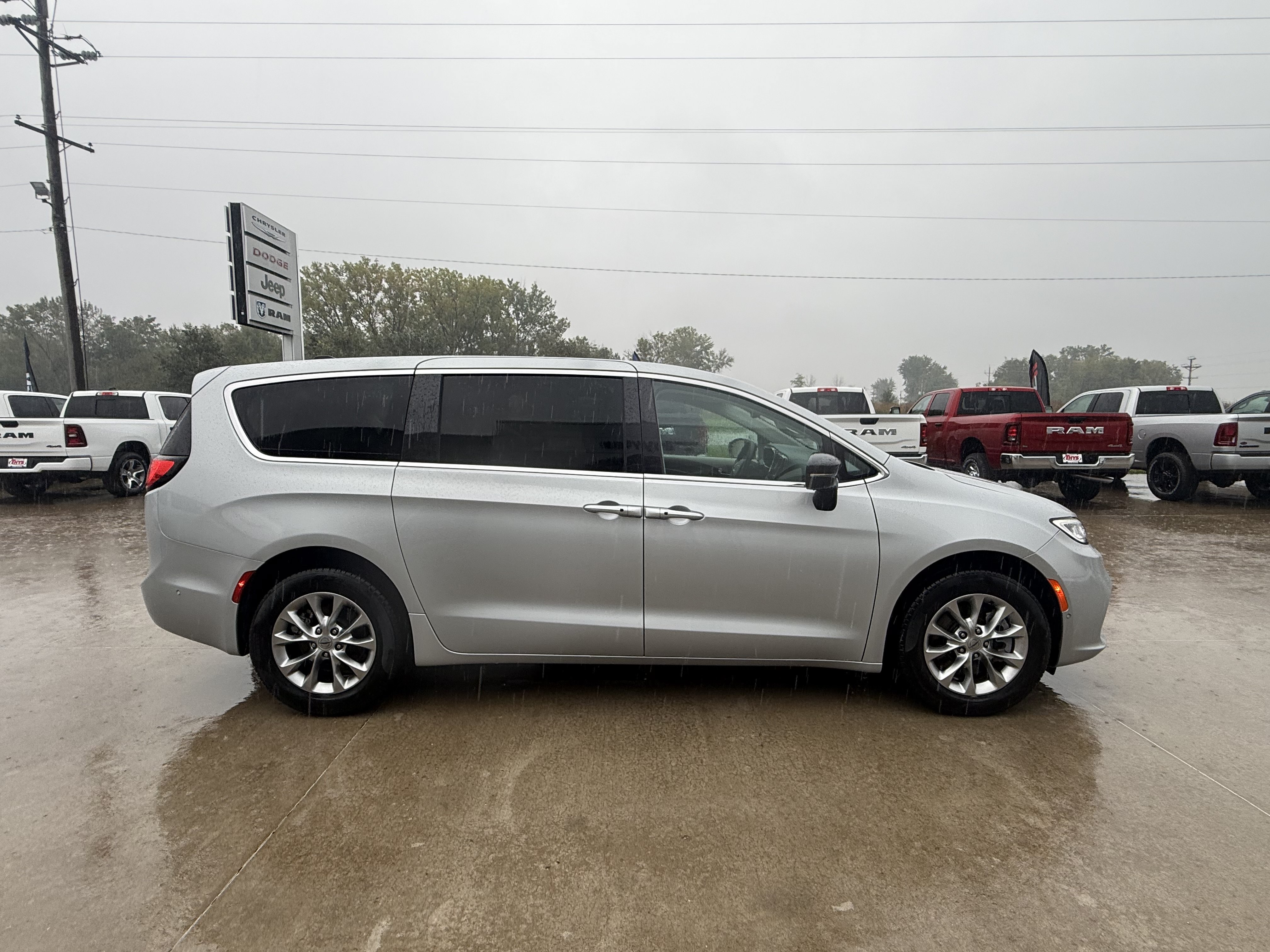 Used 2024 Chrysler Pacifica Touring-L w/ Uconnect Theater Family Group AWD/4WD image 35