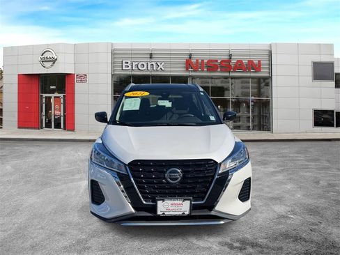 Used 2021 Nissan Kicks SV image 2