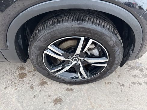 Certified 2025 Volvo XC40 B5 Core image 12