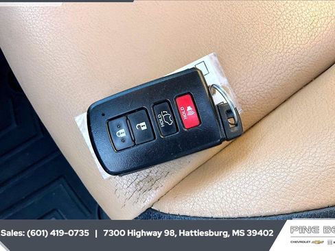 Used 2018 Toyota RAV4 Limited FWD image 9
