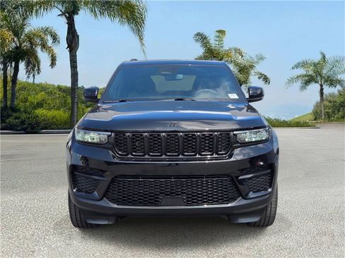 Used 2023 Jeep Grand Cherokee Altitude RWD image 3