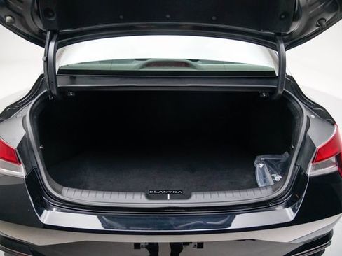 Used 2023 Hyundai Elantra SE image 12