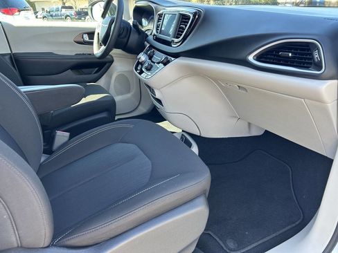 Used 2022 Chrysler Voyager LX image 29