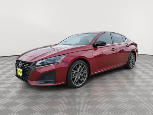 Used 2023 Nissan Altima 2.0 SR FWD image 4