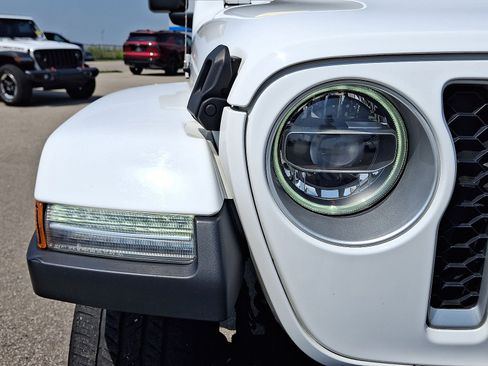 Used 2020 Jeep Gladiator Overland AWD/4WD image 27