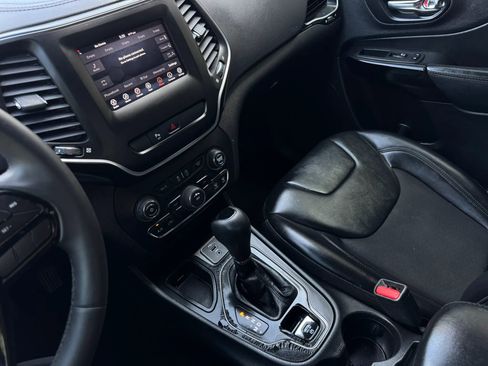Used 2020 Jeep Cherokee Latitude Plus FWD image 34