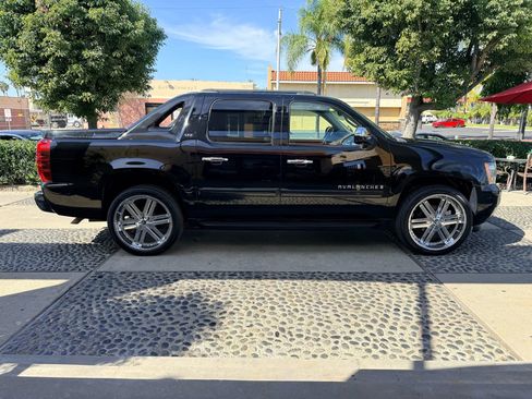 Used 2008 Chevrolet Avalanche LTZ w/ LTZ Preferred Equipment Group image 4