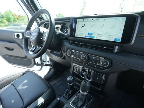 New 2026 Jeep Wrangler Unlimited Sahara AWD/4WD image 32