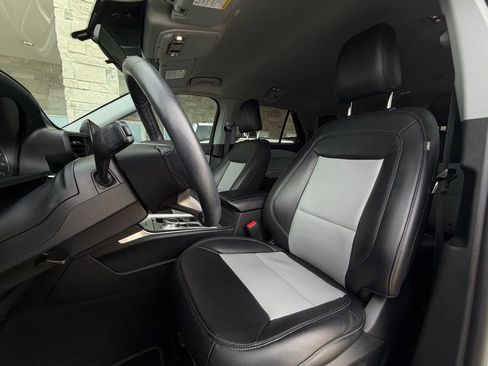 Used 2022 Ford Explorer XLT w/ Equipment Group 202A image 6