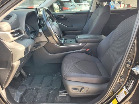 Used 2024 Toyota Highlander XLE image 3