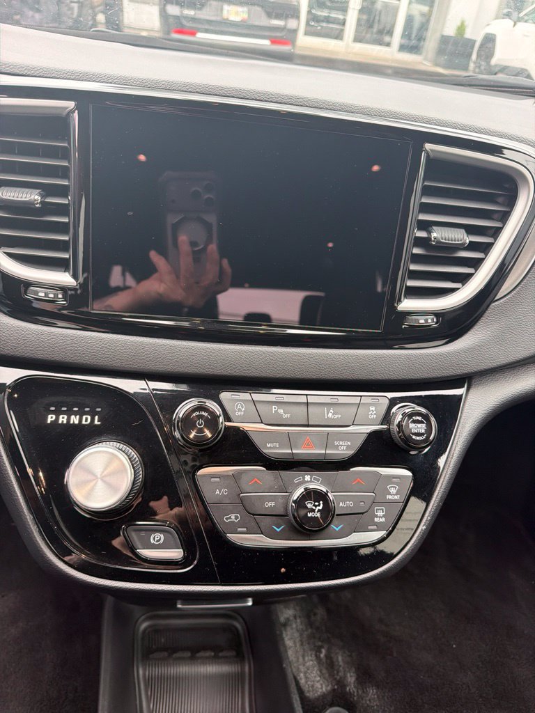 Used 2025 Chrysler Pacifica Select FWD image 5