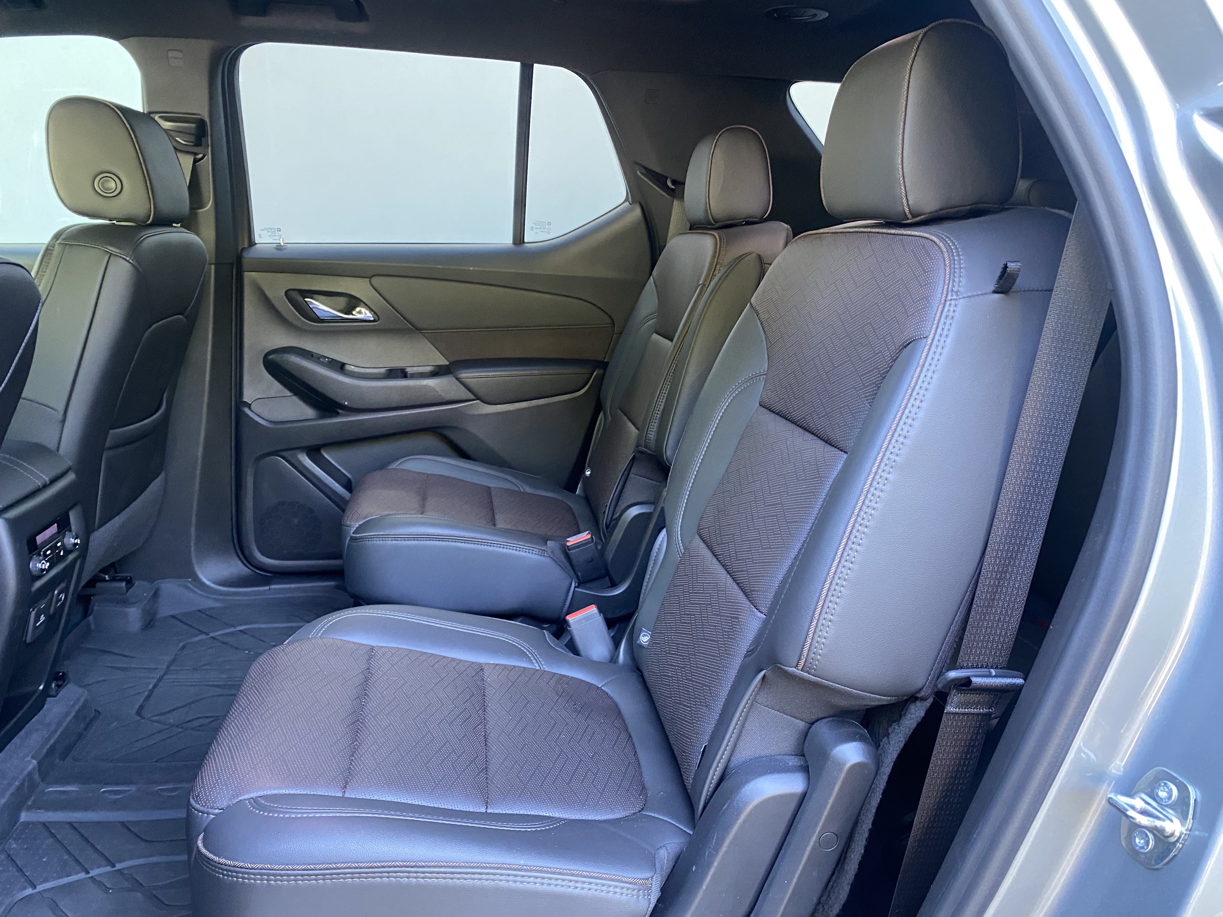 Used 2023 Chevrolet Traverse High Country FWD image 38