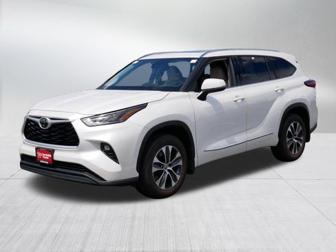 Certified 2021 Toyota Highlander XLE AWD/4WD image 3