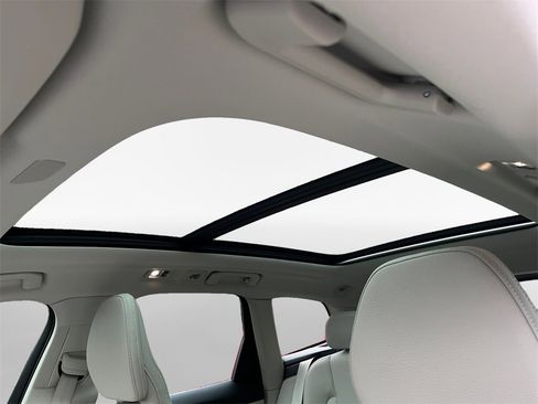 Used 2020 Volvo XC60 T5 Momentum image 25