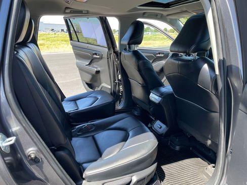 Used 2023 Toyota Highlander XLE AWD/4WD image 17