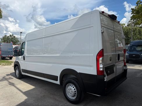 Used 2024 RAM ProMaster 2500 w/ Convenience Group FWD image 3