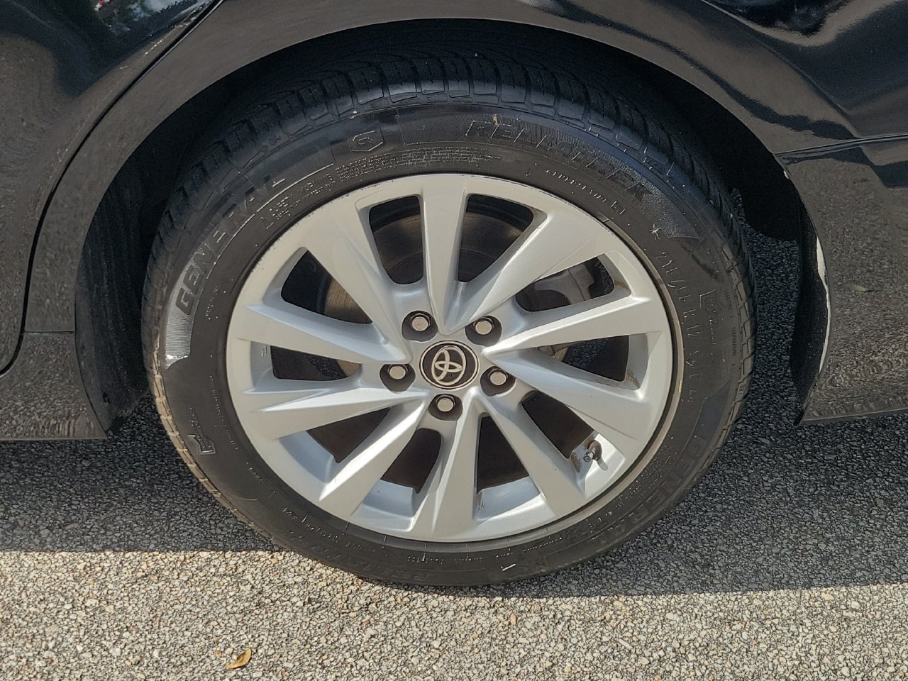 Used 2021 Toyota Camry LE FWD image 5