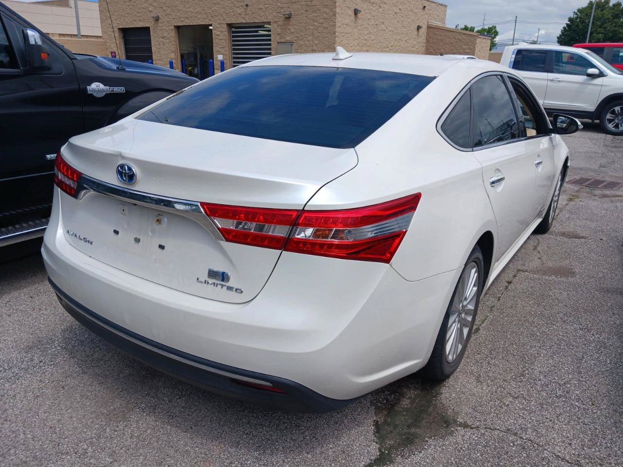 Used 2013 Toyota Avalon Limited FWD image 3