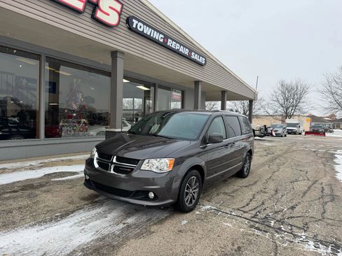 Used 2017 Dodge Grand Caravan SXT image 1