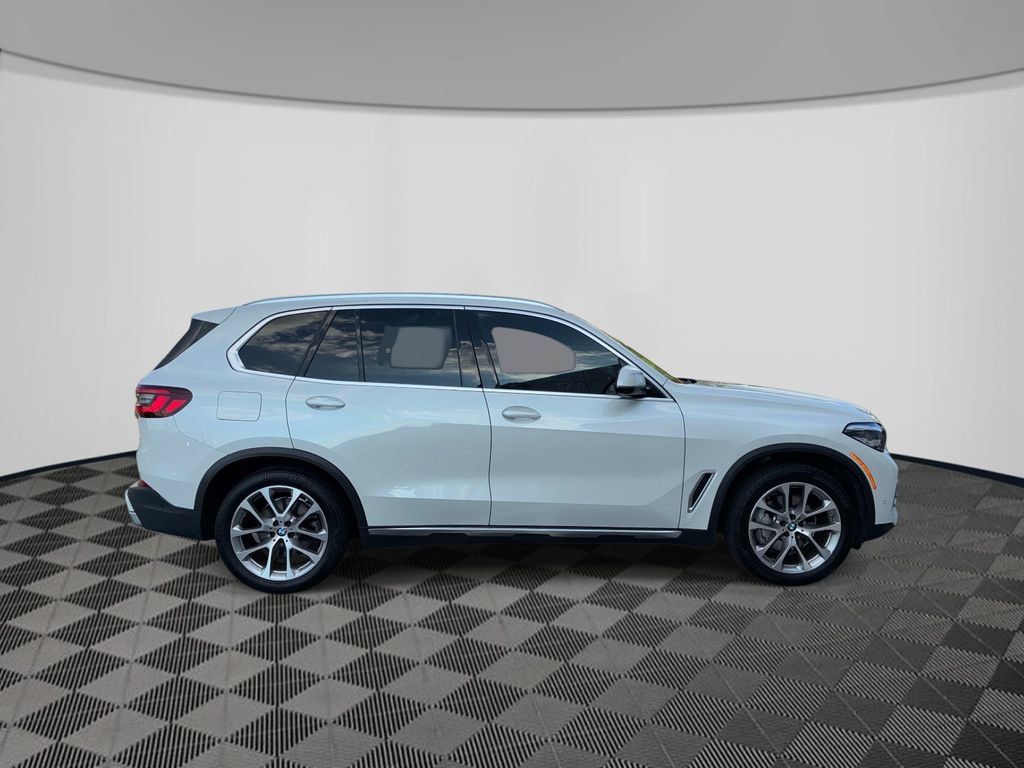 Used 2021 BMW X5 xDrive40i w/ Parking Assistance Package AWD/4WD image 8