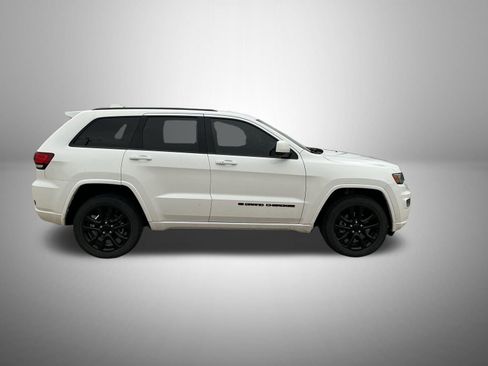 Certified 2022 Jeep Grand Cherokee Laredo X AWD/4WD image 3