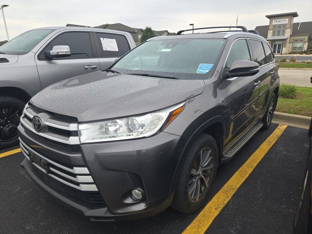 Used 2017 Toyota Highlander XLE AWD/4WD image 3