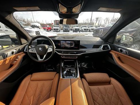 Used 2024 BMW X7 xDrive40i image 3