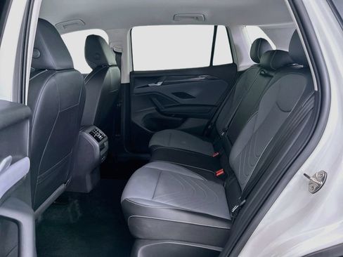 Used 2025 Volkswagen Tiguan SE FWD image 19
