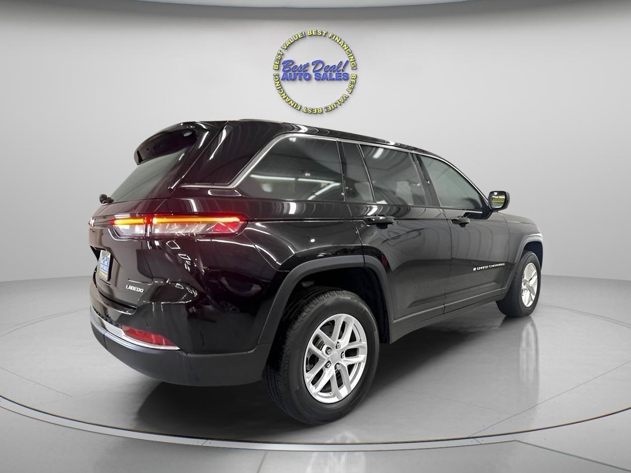 Used 2024 Jeep Grand Cherokee Laredo X w/ Luxury Tech Group I AWD/4WD image 4