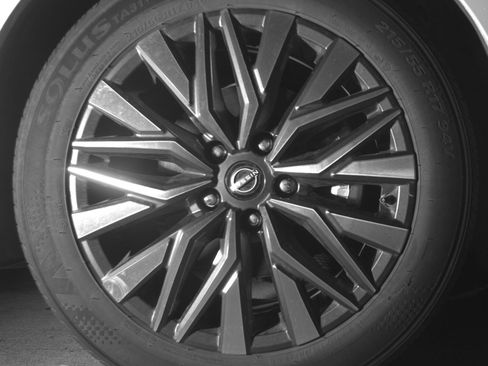 Used 2025 Nissan Altima 2.5 SV FWD image 16