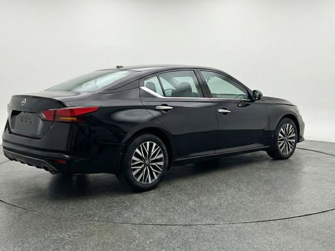 Used 2025 Nissan Altima 2.5 SV FWD image 9