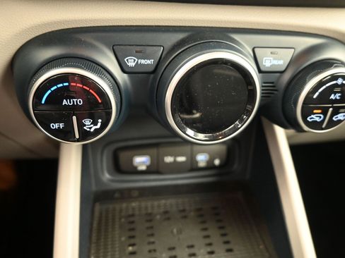 Used 2023 Hyundai Venue Limited w/ Cargo Package image 21