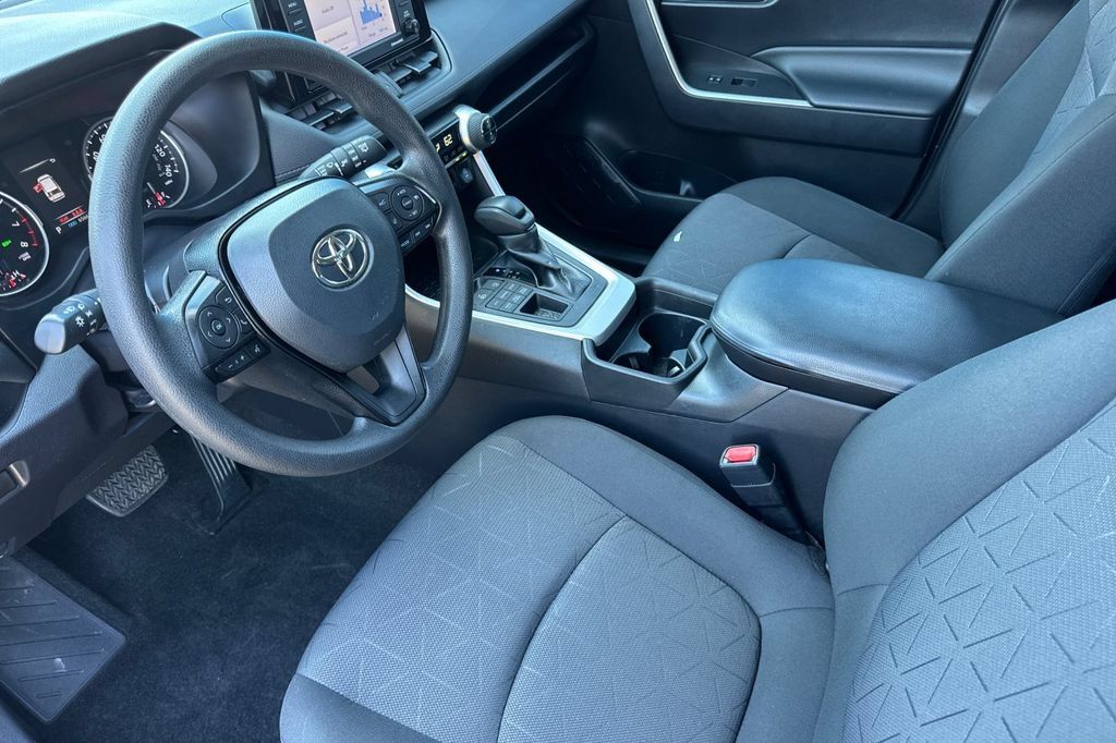 Used 2021 Toyota RAV4 XLE AWD/4WD image 12
