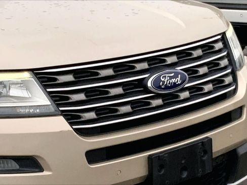 Used 2017 Ford Explorer XLT w/ Equipment Group 202A FWD image 26