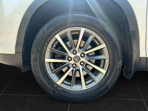 Used 2019 Toyota Highlander XLE w/ Carpet Mat Package (TMS) AWD/4WD image 9