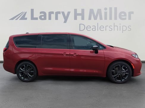 New 2026 Chrysler Pacifica Select FWD image 6