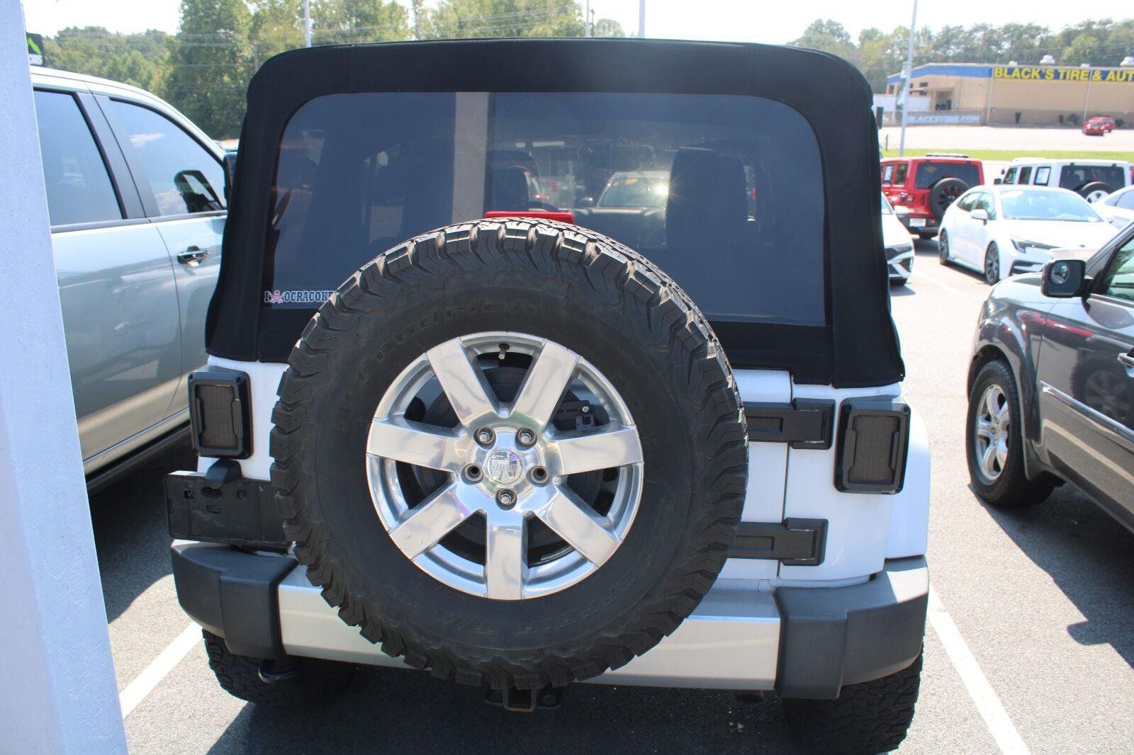 Used 2017 Jeep Wrangler Unlimited Sahara w/ Max Tow Package AWD/4WD image 7