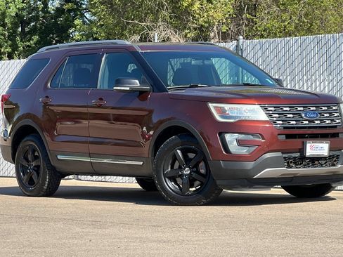 Used 2016 Ford Explorer XLT AWD/4WD image 2