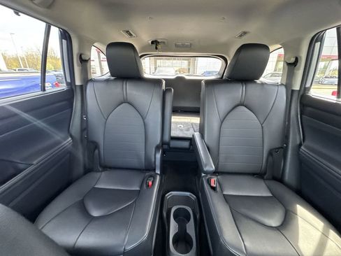 Used 2025 Toyota Highlander XLE AWD/4WD image 13