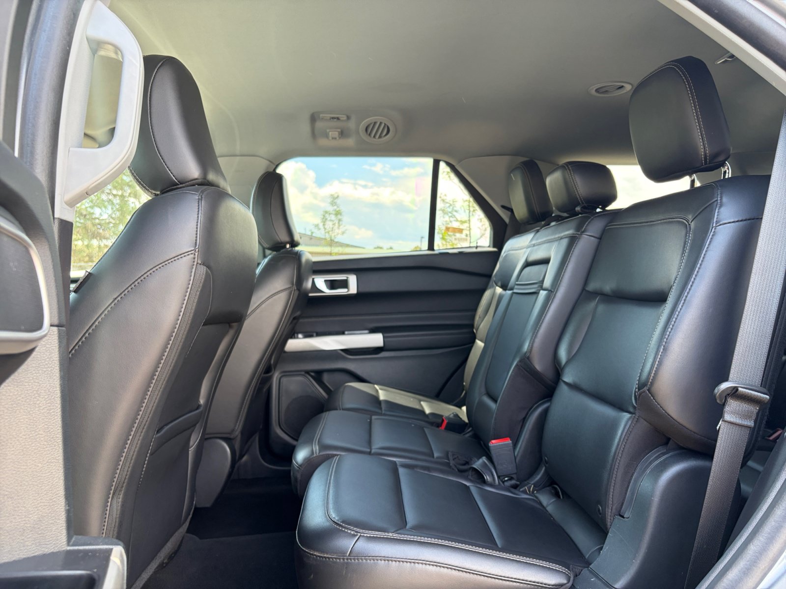 Used 2022 Ford Explorer XLT w/ Equipment Group 202A AWD/4WD image 28