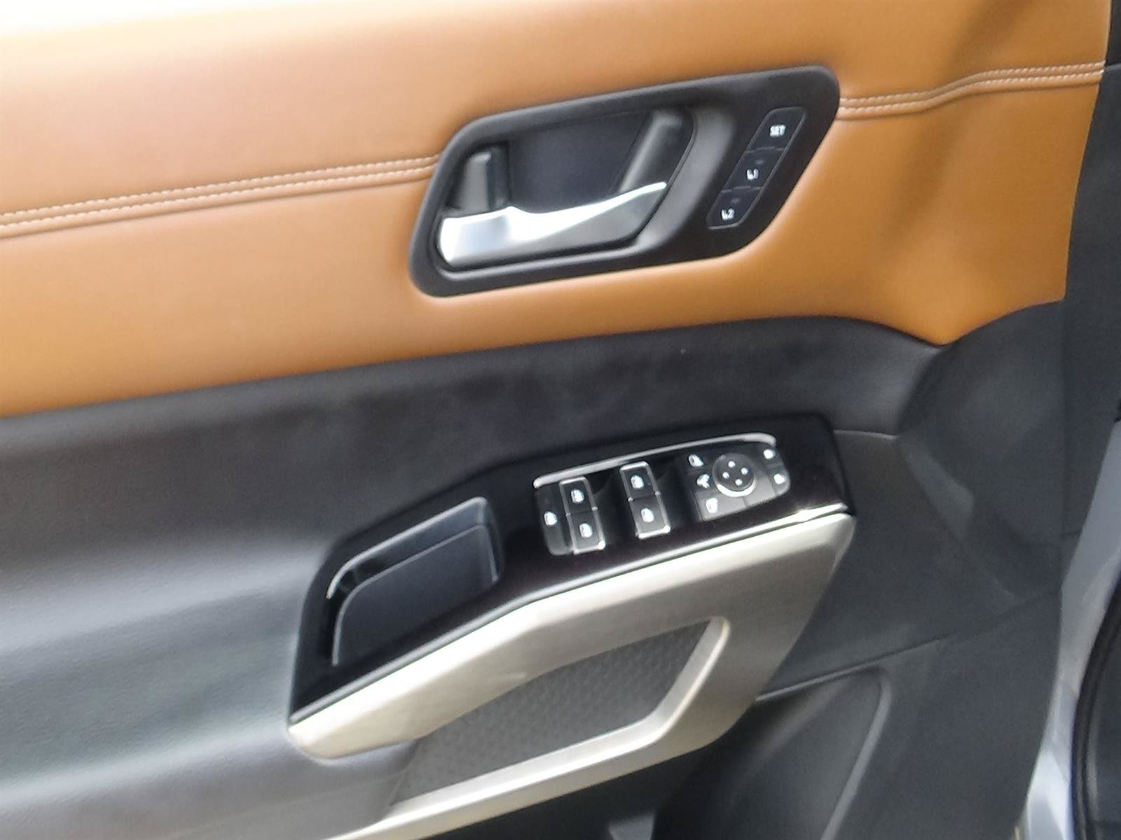 Used 2023 Nissan Pathfinder Platinum w/ Cargo Package AWD/4WD image 15